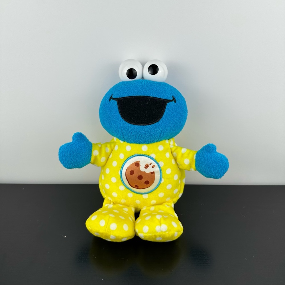 Hasbro Friends Sesame Street Snuggle Me In Pajamas Cookie Monster 10" Plush